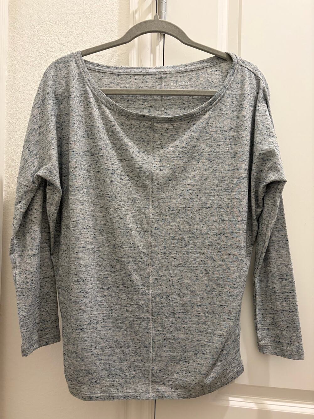 Athleta Womens XS Heather Gray Long Sleeve Scoop Neck Athleisure Top Relaxed Fit